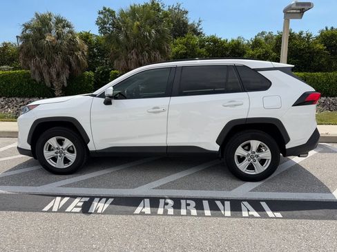 Used 2020 Toyota RAV4 XLE FWD image 2