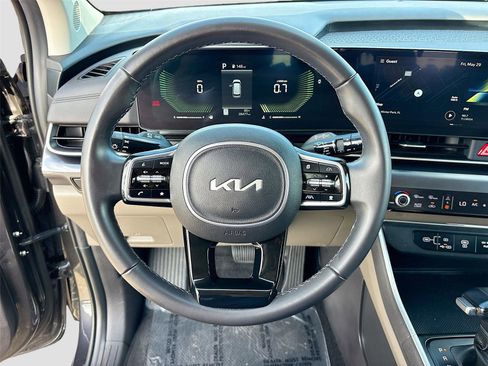 Used 2025 Kia Carnival FWD image 11