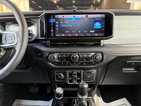 Used 2025 Jeep Wrangler Sahara 4xe image 31