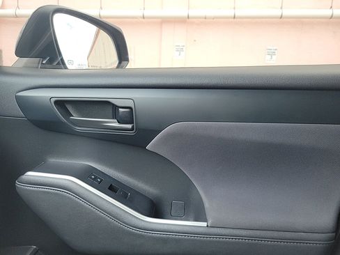 Used 2023 Toyota Highlander L image 36