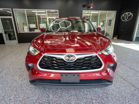 Used 2021 Toyota Highlander XLE AWD/4WD image 6