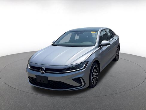 Used 2025 Volkswagen Jetta SE image 4