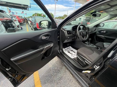 Used 2019 Jeep Cherokee Latitude w/ Popular Appearance Group FWD image 8