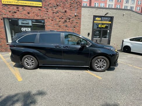 Used 2024 Toyota Sienna LE AWD/4WD image 2