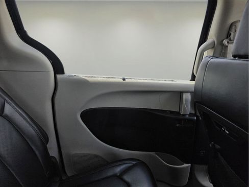 Used 2024 Chrysler Pacifica Touring-L image 36