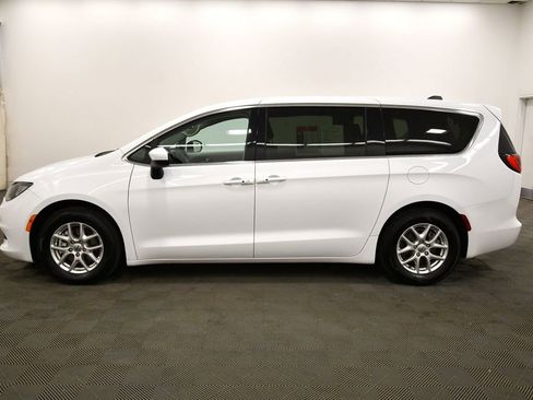 Used 2023 Chrysler Voyager LX image 4