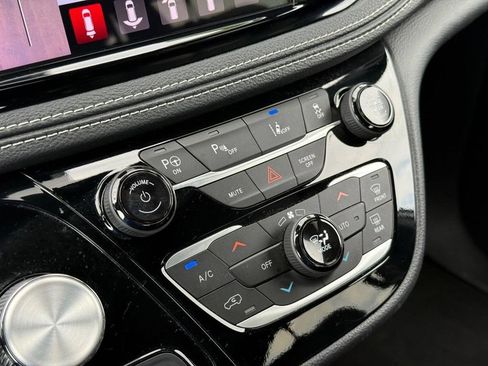Used 2024 Chrysler Pacifica Limited FWD image 19