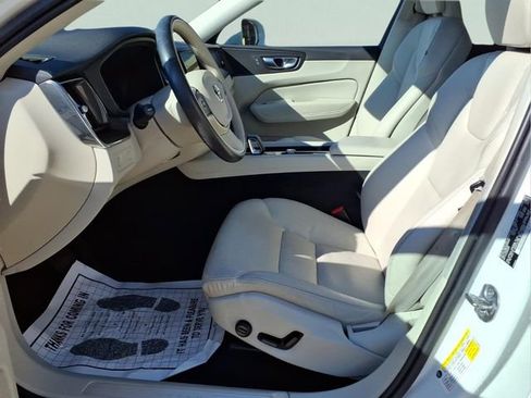 Used 2022 Volvo XC60 B5 Momentum image 20