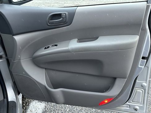 Used 2010 Kia Sedona LX image 20