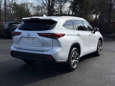 Used 2022 Toyota Highlander XLE image 2