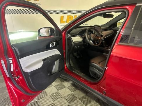 Used 2025 Jeep Compass Limited AWD/4WD image 10