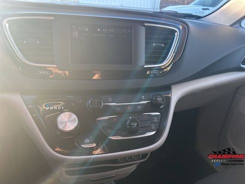 Used 2023 Chrysler Voyager LX image 14