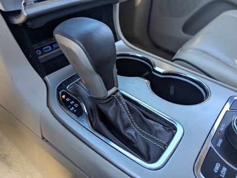 Used 2017 Jeep Grand Cherokee Overland AWD/4WD image 32