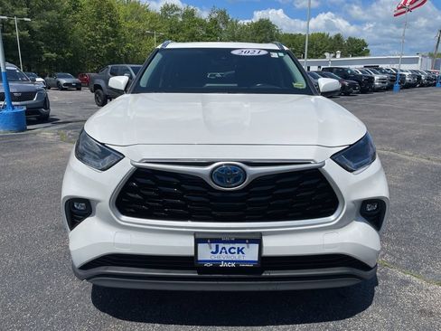 Used 2021 Toyota Highlander XLE AWD/4WD image 2