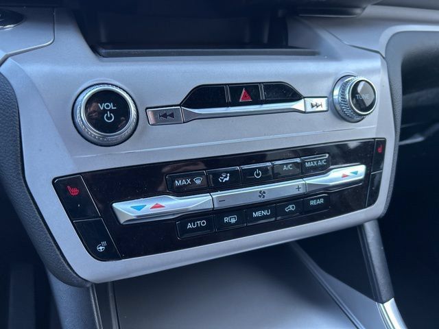 Used 2023 Ford Explorer XLT w/ Equipment Group 202A AWD/4WD image 20