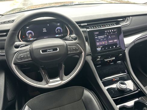 Used 2023 Jeep Grand Cherokee L Laredo image 31