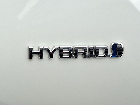 Used 2022 Toyota Prius LE FWD image 4