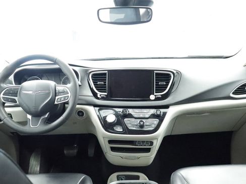 Certified 2023 Chrysler Pacifica Touring-L FWD image 23