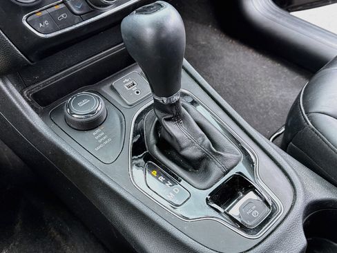 Used 2020 Jeep Cherokee Latitude Plus AWD/4WD image 19