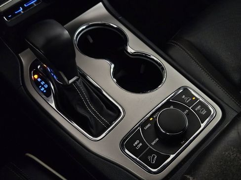 Used 2017 Jeep Grand Cherokee Overland w/ Jeep Active Safety Group image 21