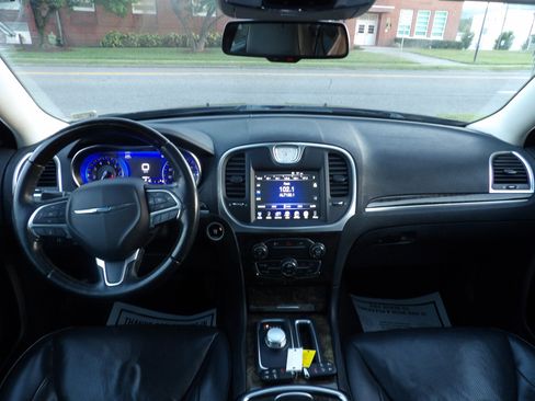 Used 2016 Chrysler 300 C image 21