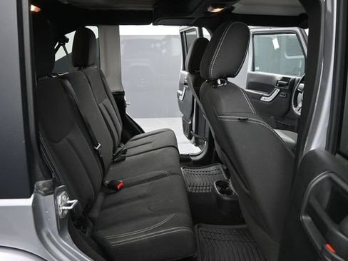 Used 2018 Jeep Wrangler Unlimited Sahara AWD/4WD image 19