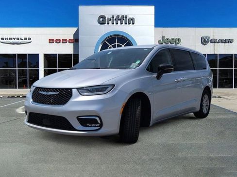 Used 2024 Chrysler Pacifica Touring-L FWD image 11