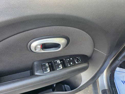 Used 2019 Kia Soul + FWD image 16