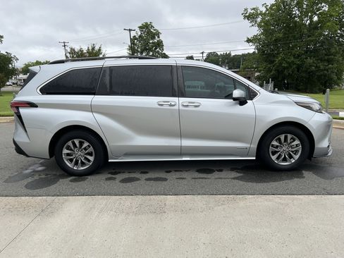 Used 2021 Toyota Sienna XLE FWD image 10