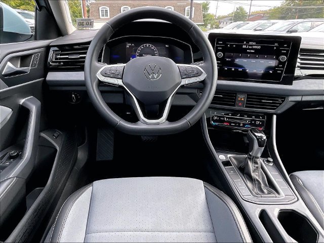 Certified 2025 Volkswagen Jetta SE w/ Sunroof Package FWD image 11