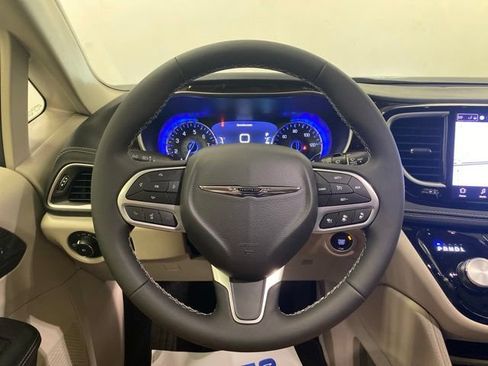 Used 2023 Chrysler Pacifica Limited FWD image 20