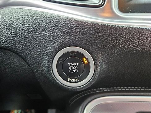 Used 2015 Dodge Challenger SXT image 19