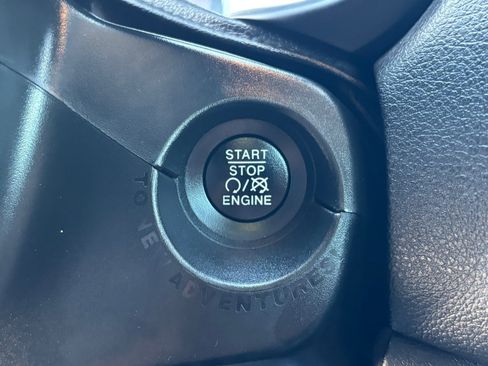 Used 2019 Jeep Renegade Latitude w/ Popular Equipment Group image 29