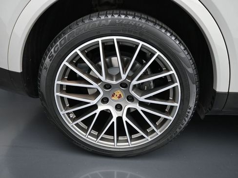 Certified 2023 Porsche Cayenne Platinum Edition AWD/4WD image 29