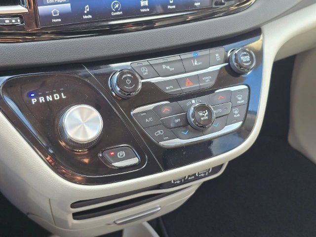 Used 2024 Chrysler Pacifica Touring-L FWD image 27