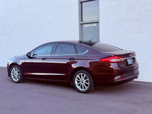 Used 2017 Ford Fusion SE w/ Fusion SE Technology Package image 3