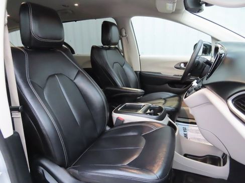 Used 2024 Chrysler Pacifica Touring-L image 26