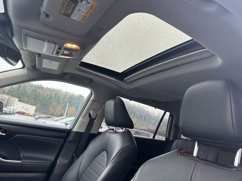 Certified 2023 Toyota Highlander XLE image 24