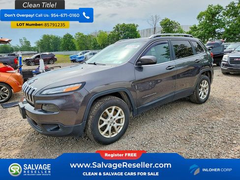 Used 2016 Jeep Cherokee Latitude w/ Cold Weather Group AWD/4WD image 1