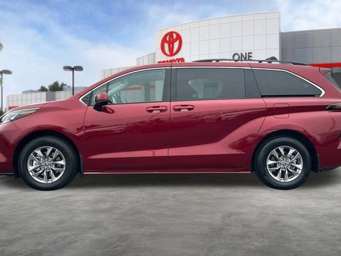 Used 2025 Toyota Sienna LE FWD image 9