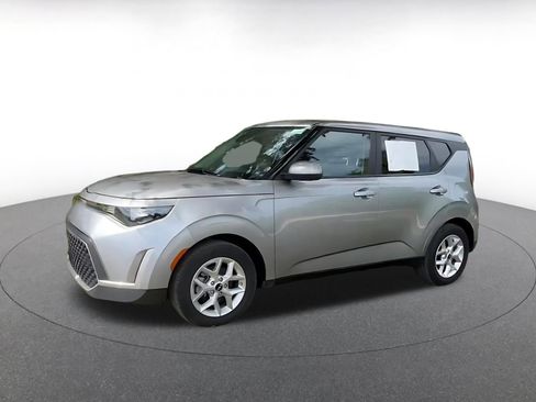 Used 2025 Kia Soul LX w/ LX Technology Package FWD image 8