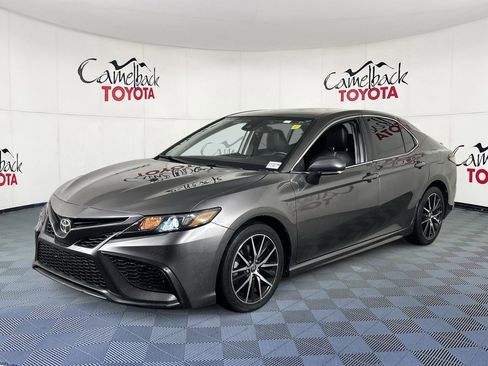 Used 2022 Toyota Camry SE image 4