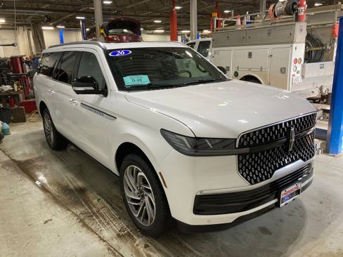 Used 2026 Lincoln Navigator L Reserve AWD/4WD image 3