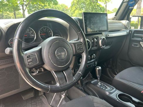 Used 2014 Jeep Wrangler Unlimited Rubicon AWD/4WD image 13