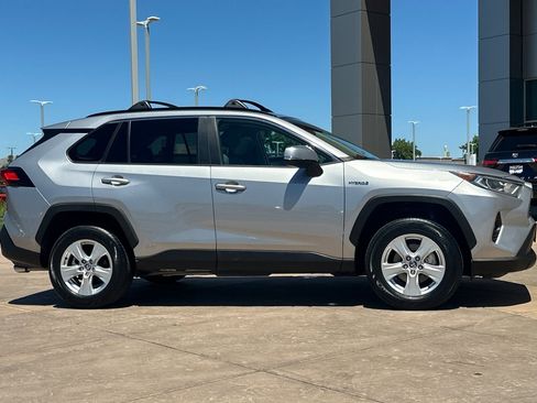 Used 2021 Toyota RAV4 XLE w/ Convenience Package AWD/4WD image 3