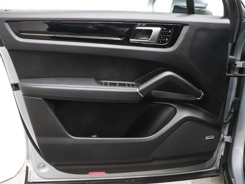 Used 2021 Porsche Cayenne w/ Premium Package image 12