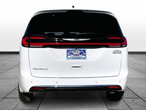 New 2026 Chrysler Pacifica Select image 4