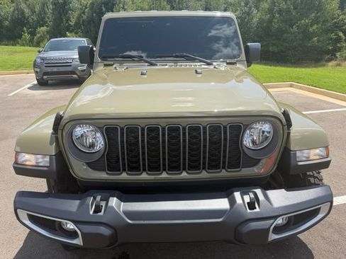 Used 2025 Jeep Gladiator Sport AWD/4WD image 3