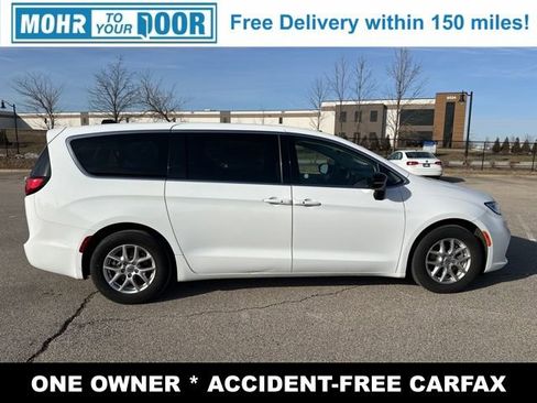 Used 2024 Chrysler Pacifica Touring-L image 4