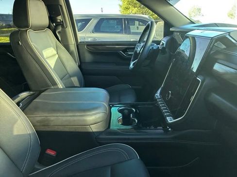 Used 2025 GMC Yukon Elevation w/ LPO, Elevation Black Package AWD/4WD image 5